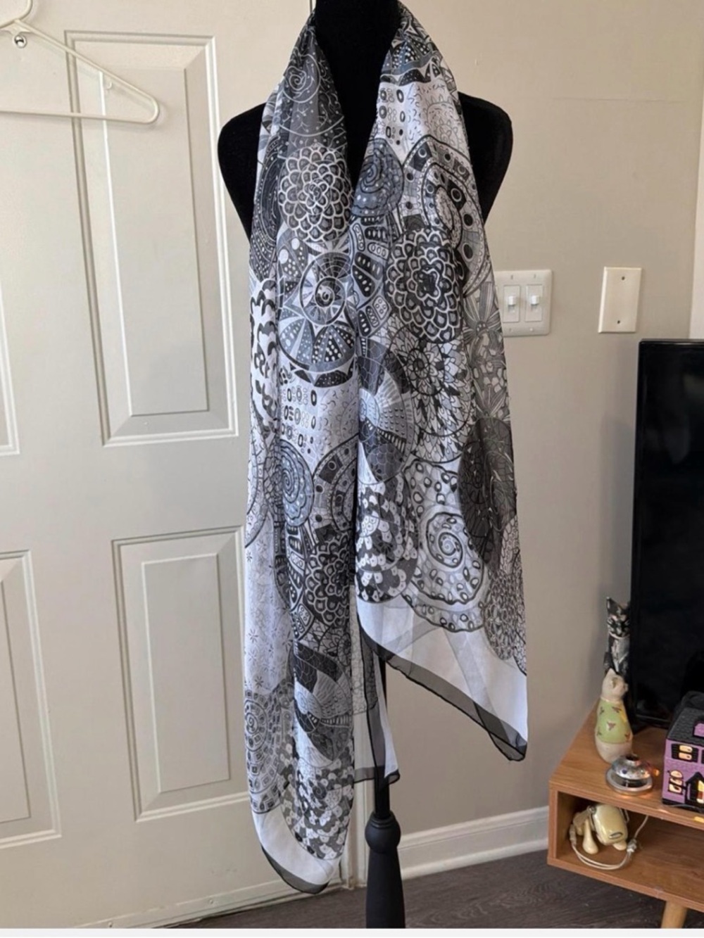 Lightweight Black & White Patterned Women's Scarf